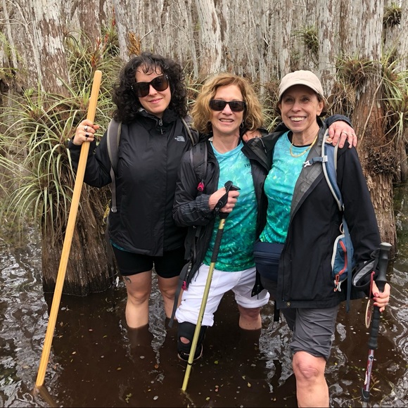 VINTAGE JEWELRY AND CLOTHING - Picture 15 of 16